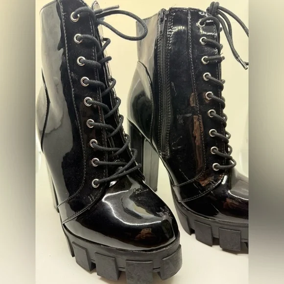 Black Patent Platform Lace-Up Boots β Size 8 β Bold & Edgy! π€π₯ - Picture 3 of 5